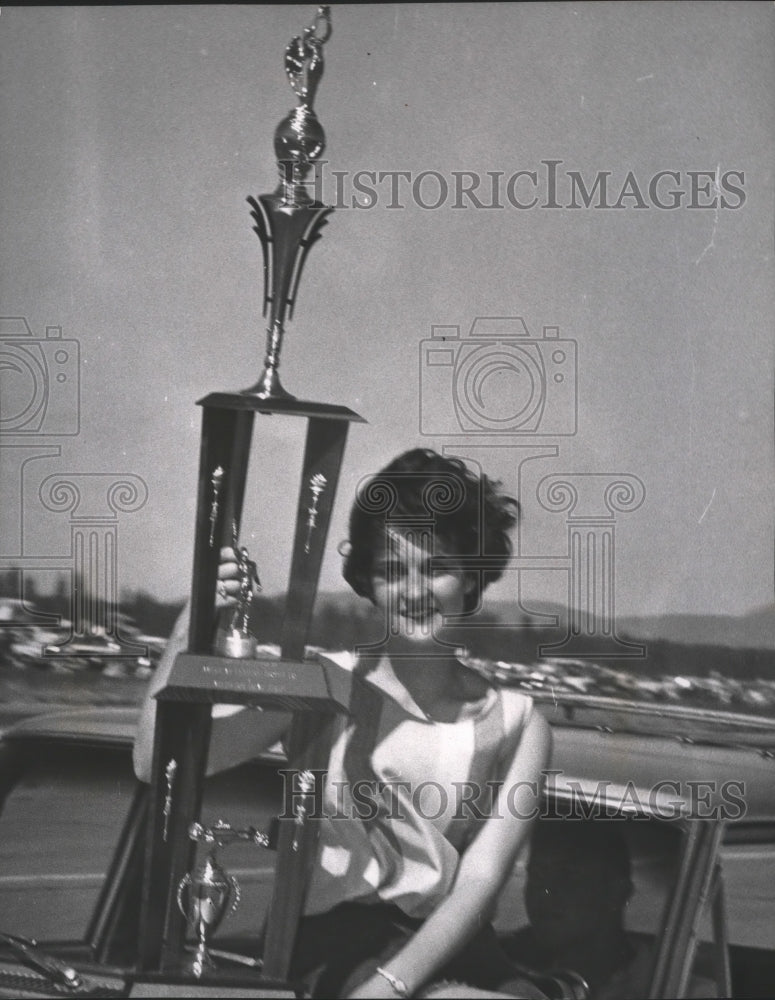 Press Photo Auto racing trophy queen Janis Schultz of Harrington - sps15828- Historic Images