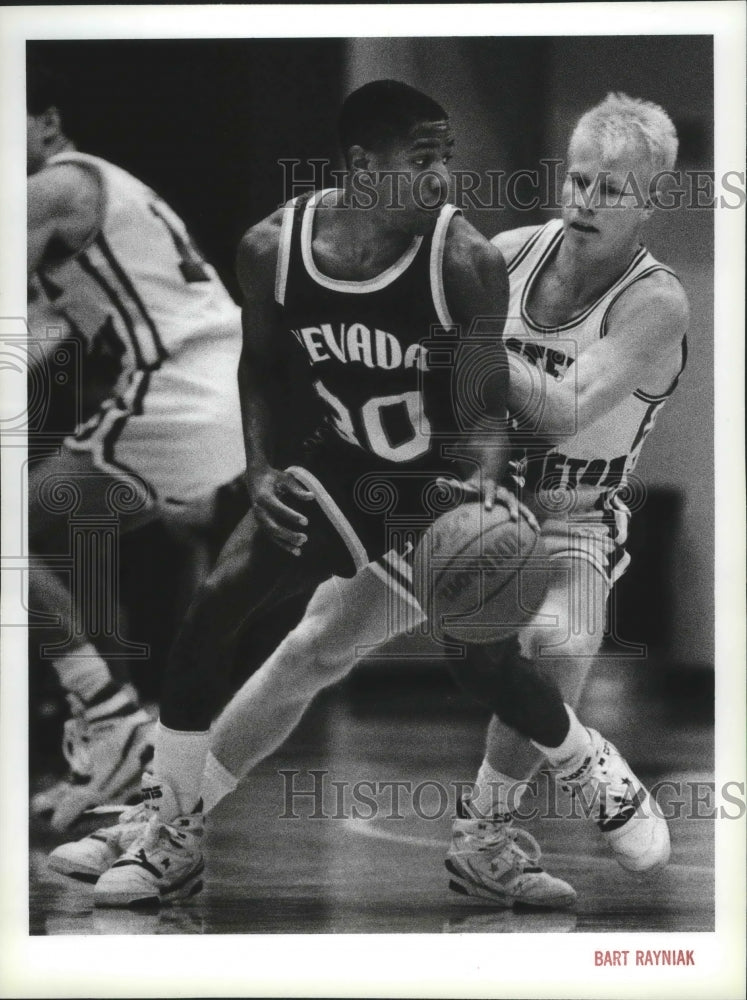 1990 Press Photo Ronn McMahon,Eastern Washington basketball, guards Kevin Soares-Historic Images