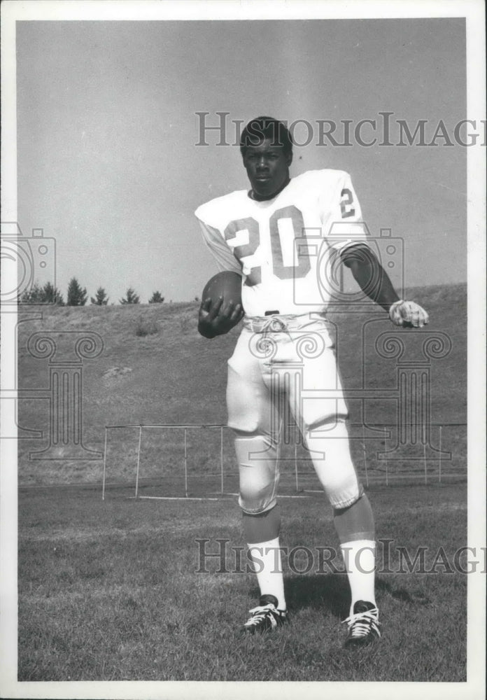 1971 Press Photo Football Player Fred Riley Holding Football - sps15943 - Historic Images