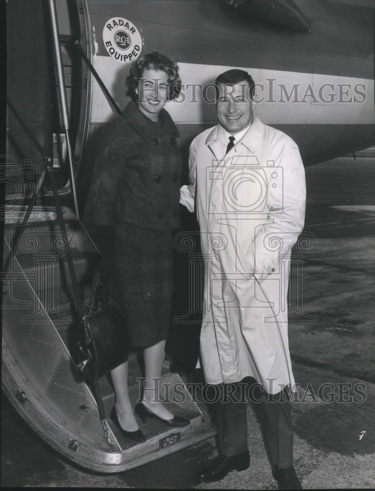 1961 Press Photo University of Washington football Jim Owens and wife- Historic Images