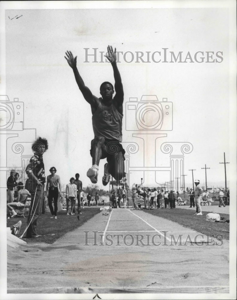 1975 Press Photo Oregon State University Long Jumper John Okoro Competing - Historic Images