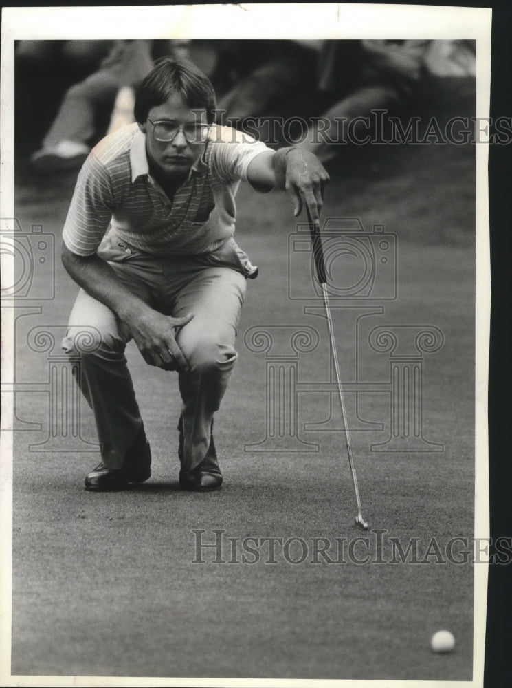 1984 Press Photo Golfer Chris Mitchell lines up a putt for par - sps16099-Historic Images