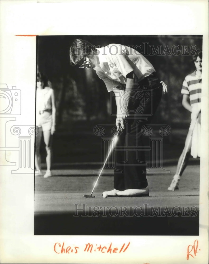 1985 Press Photo Golfer Chris Mitchell strikes a putt - sps16100 - Historic Images