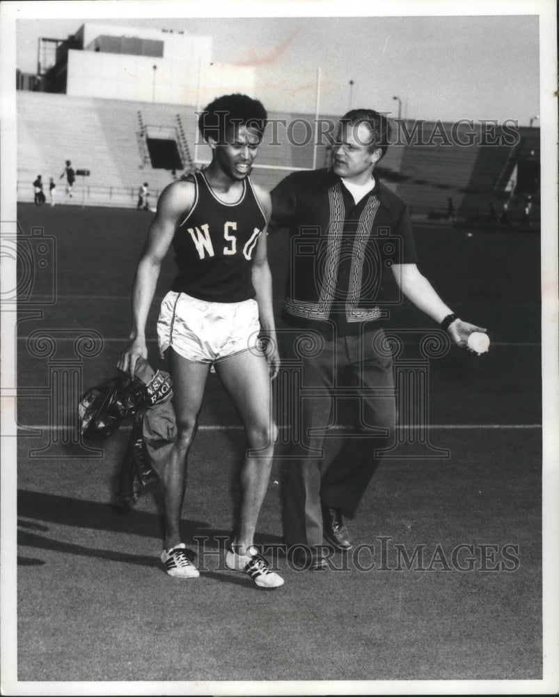 1974 Press Photo WSU assistant coach John Chaplin and track runner Gary Minor-Historic Images