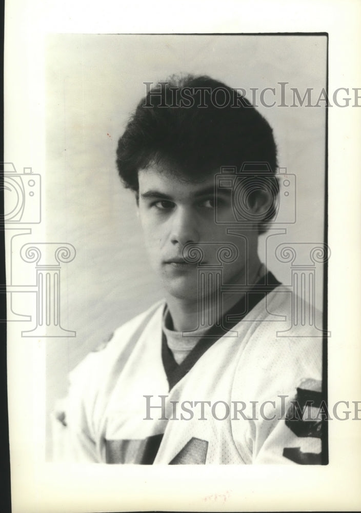 1982 Press Photo Frank Reno,Rogers High football player,poses in football jersey - Historic Images