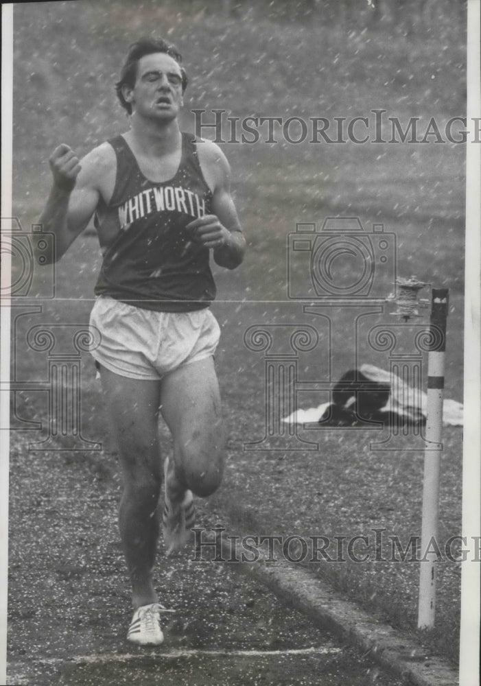 1970 Press Photo Runner Scott Ryman finishes race in the snow - sps16279 - Historic Images