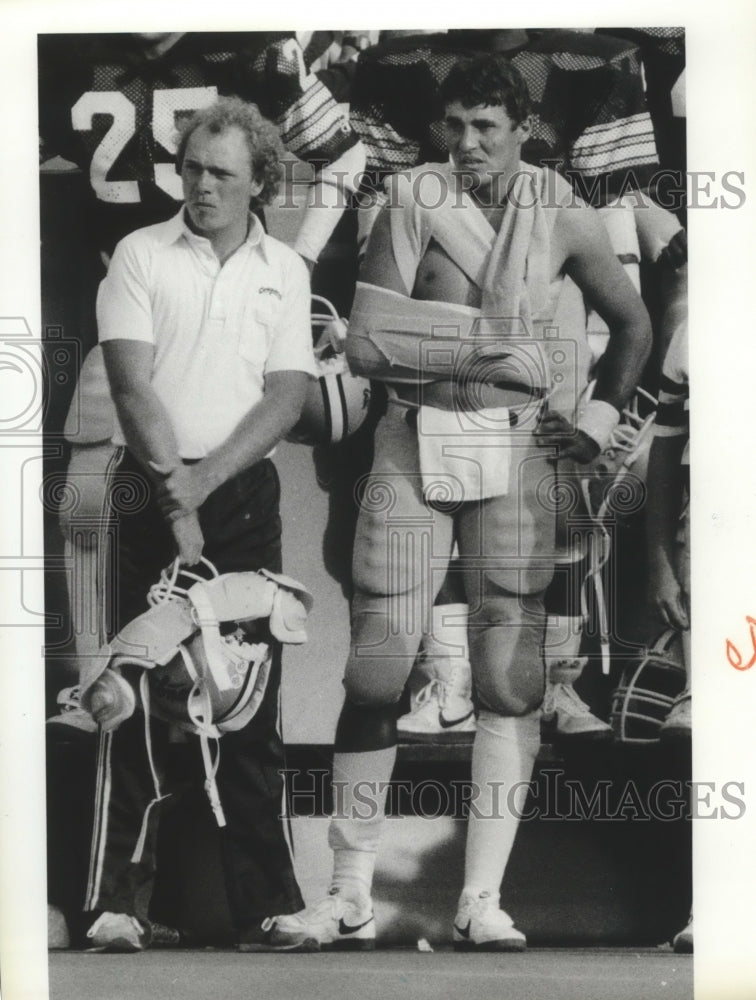 1983 Press Photo Injured quarterback Mark Rypien watches from the sideline - Historic Images