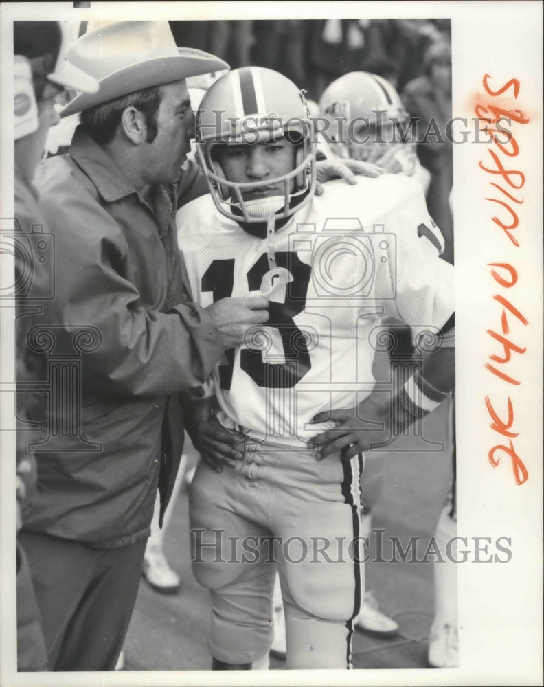 1978 Press Photo Coach Dan Anderson with football player Ron Rodriguez- Historic Images