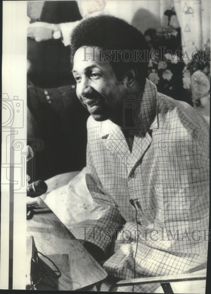 1975 Press Photo Cleveland Indians manager Frank Robinson at a news conference- Historic Images