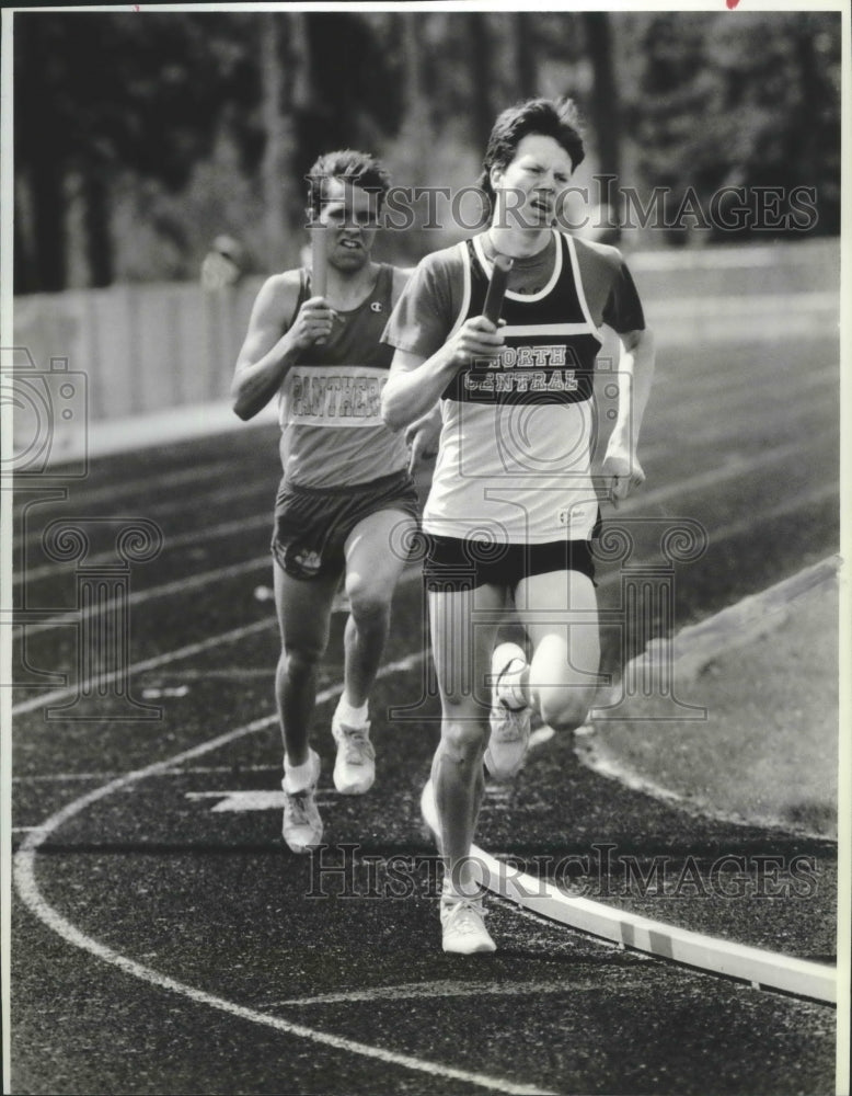 1989 Press Photo North central relay runner Dan Sanders leads Yukon Degenhart- Historic Images