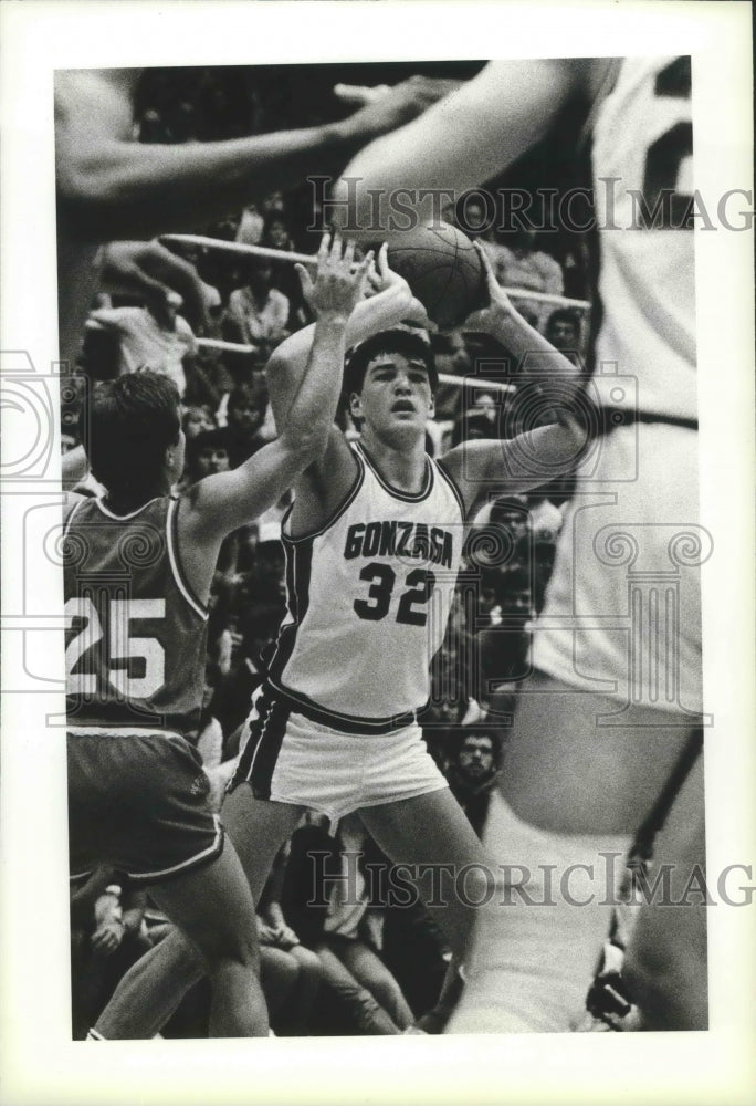 1984 Press Photo Gonzaga University Basketball Player Tim Ruff Passing the Ball- Historic Images