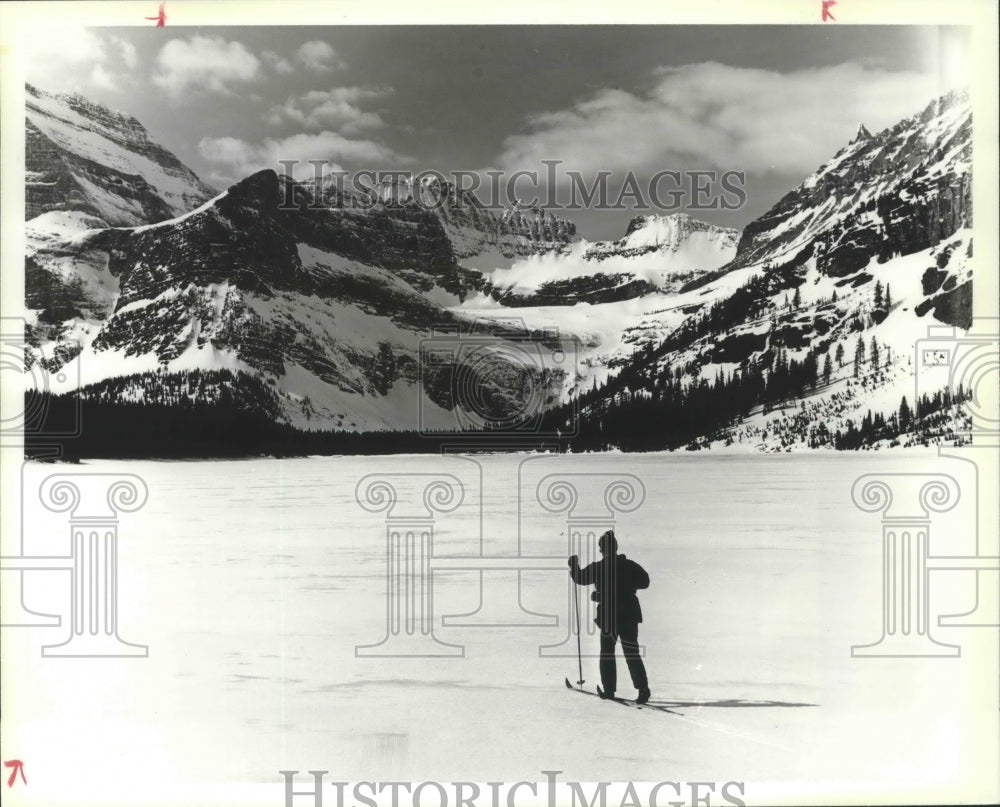 1984 Press Photo Cross Country Skier Skiing In Montana - sps16807 - Historic Images