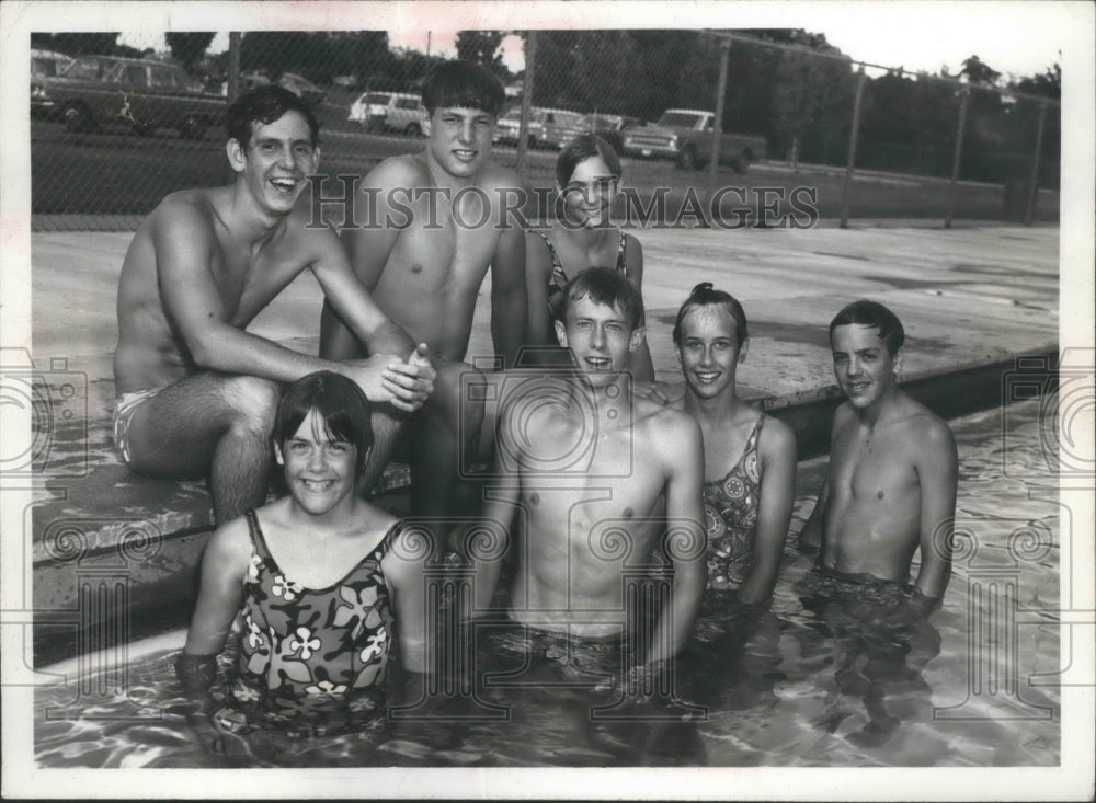 1970 Press Photo Swimmers Ken Radon, Roy Clark, Cindy Zappone and others at pool - Historic Images