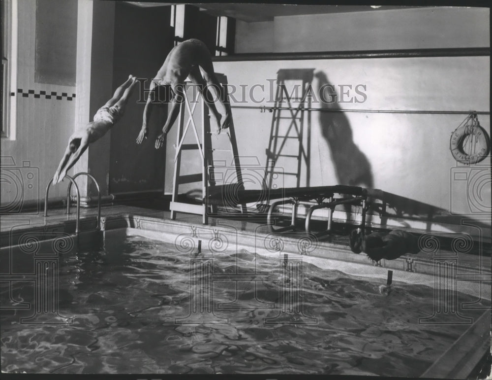 Press Photo Two divers execute simultaneously from two different platforms- Historic Images