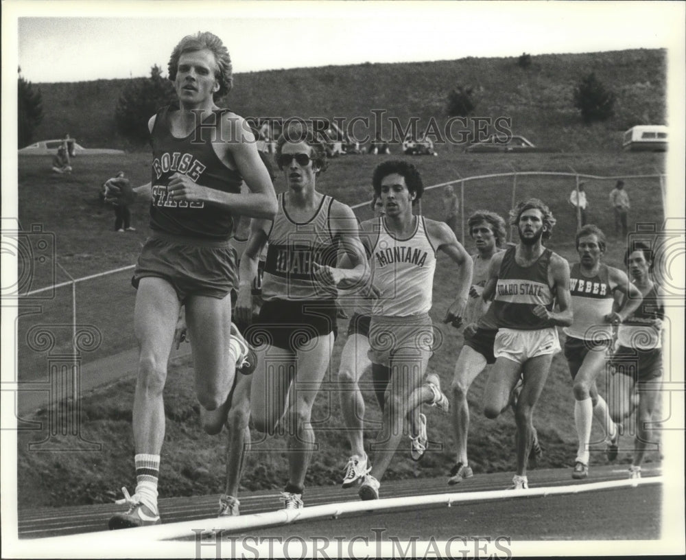 1981 Press Photo Western college runners are determined to keep up-hill pace-Historic Images