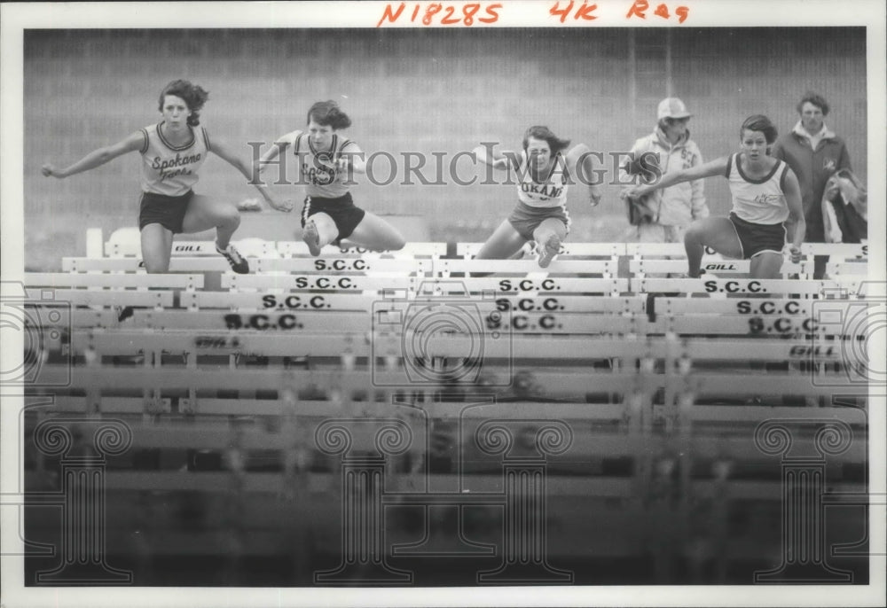 1977 Press Photo Eastern Washington Runner Christy Madland Practicing for Meet - Historic Images