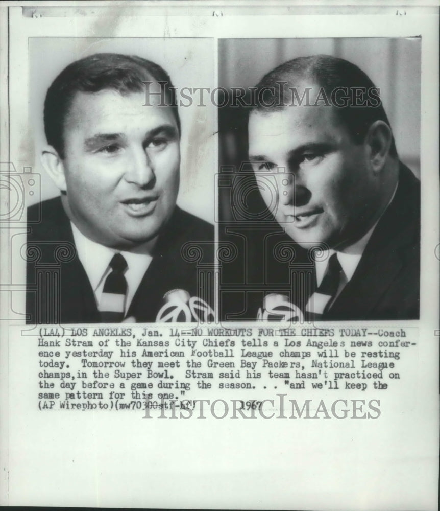 1967 Press Photo Coach Hank Stram of Kansas City Chiefs at press conference- Historic Images