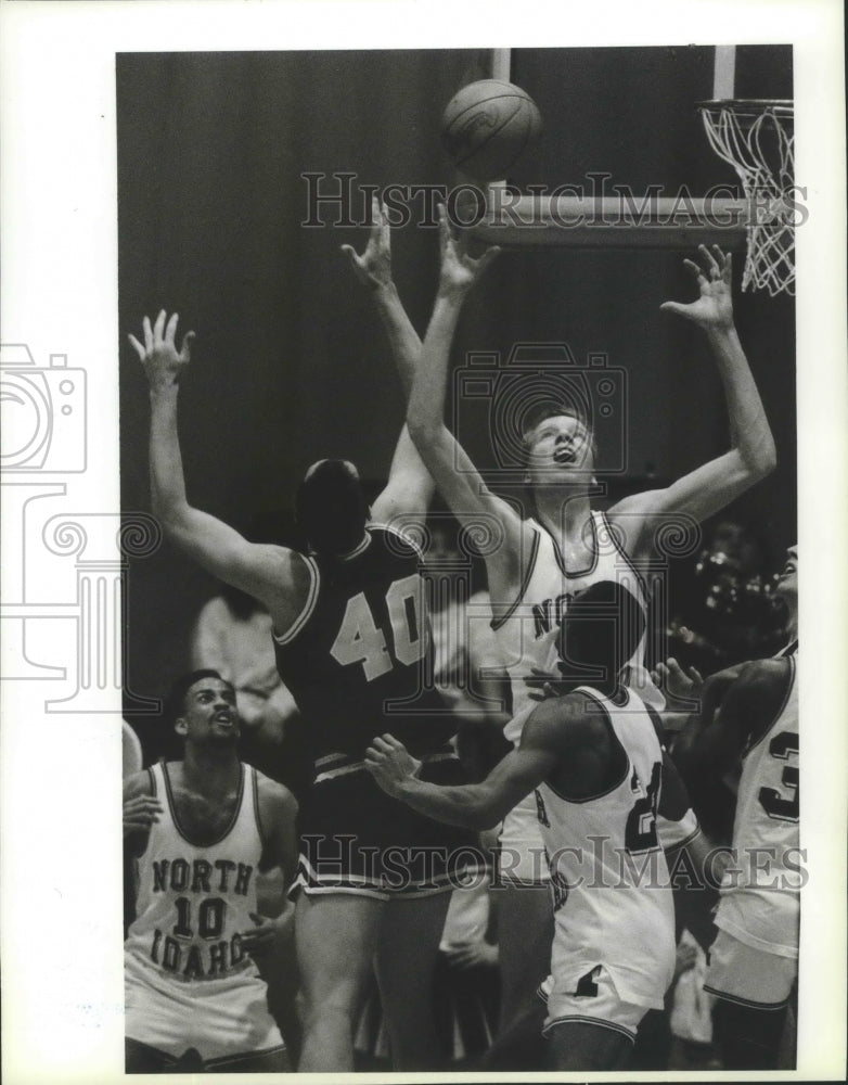 1989 Press Photo College Basketballers Patrick Plantier and Caio Da Silveria-Historic Images