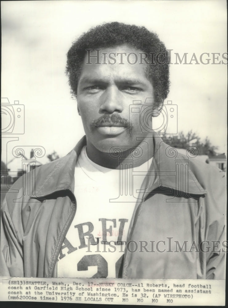 1976 Press Photo Al Roberts named assistant football coach at U of Washington - Historic Images