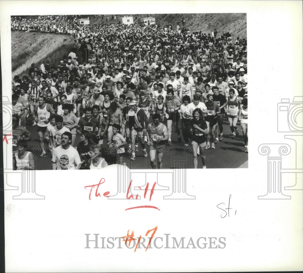 1987 Press Photo Thousands of runners trudging up Spokane hill at Bloomsday run- Historic Images