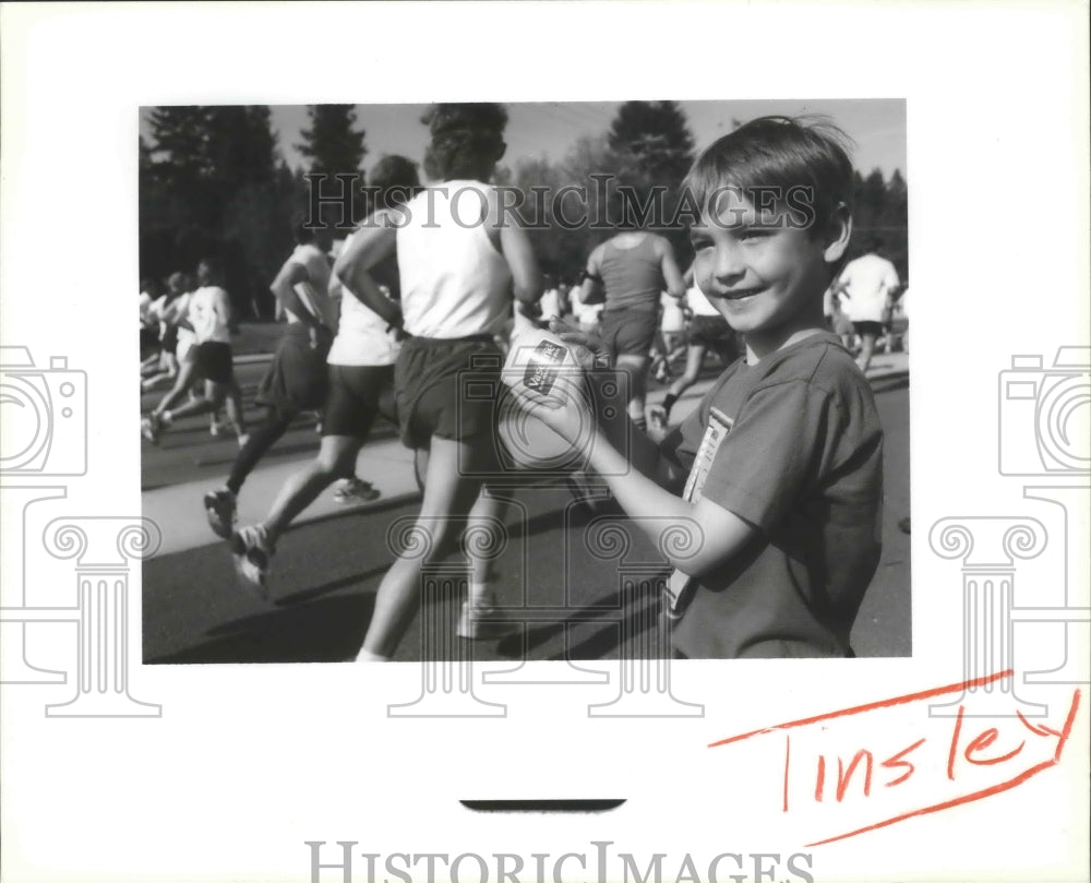 1992 Press Photo Brian Ackerman (6) helps out runners during Bloomsday run-Historic Images