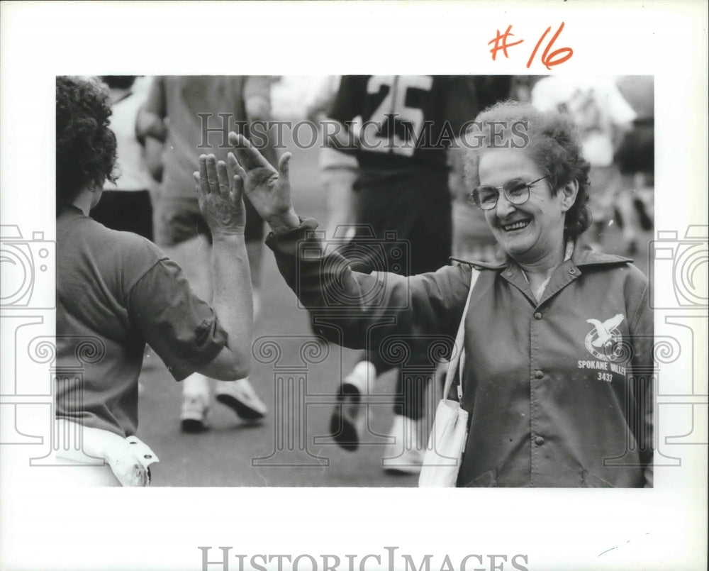 1991 Press Photo Lady Eagle encourages Bloomsday runner with high-five and smile- Historic Images