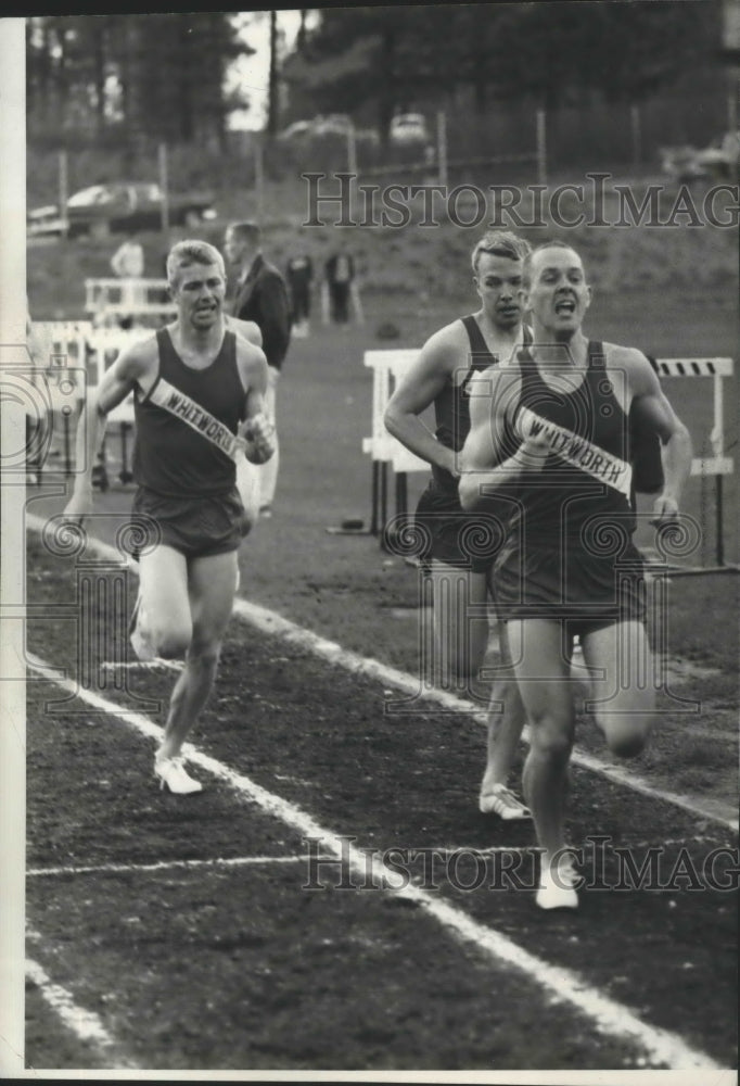 1965 Press Photo Loren McKnight of Whitworth Leads 880-Yard Race- Historic Images