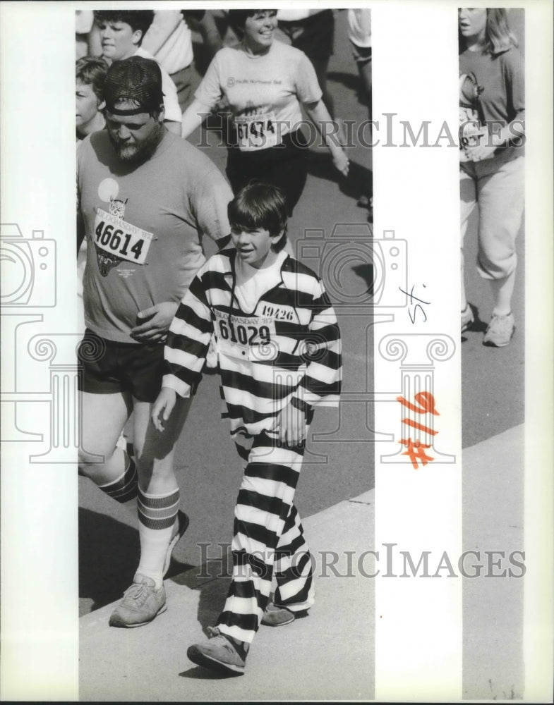 1987 Press Photo Bloomsday Runner In a Prisoner&#39;s Outfit On Doomsday Hill - Historic Images