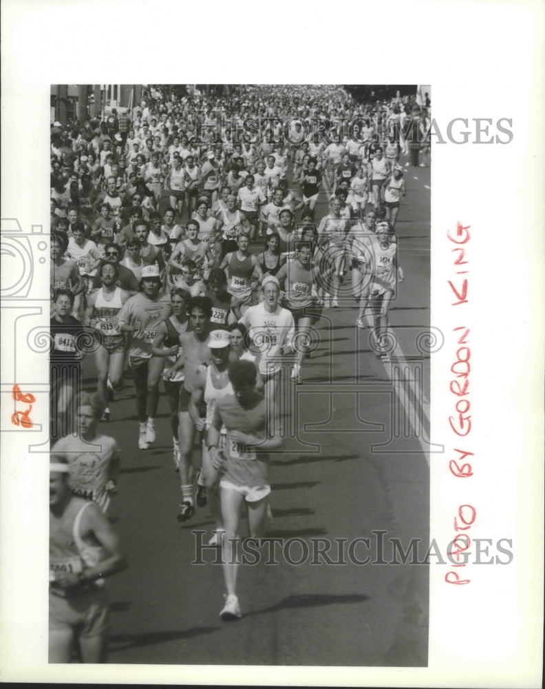 1987 Press Photo Bloomsday Competitors Run Along Road- Historic Images