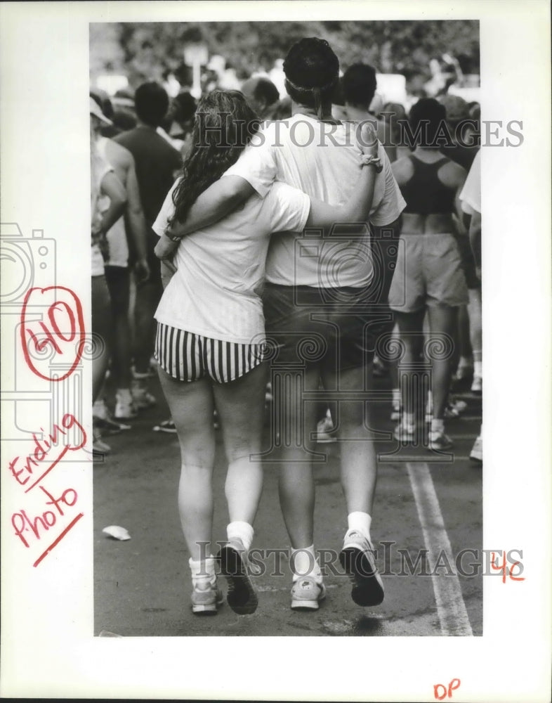 1992 Press Photo A running couple enjoying Bloomsday 1992-Historic Images