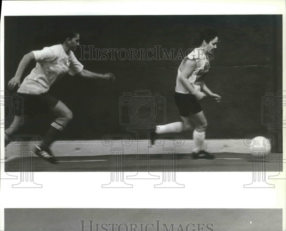 1994 Press Photo Val Burgess breaks away at the Indoor Soccer Center in Spokane-Historic Images