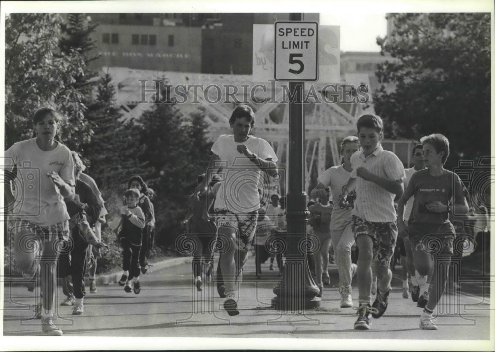 1987 Press Photo Youth runners during The Flour Mill Frolic in Spokane - Historic Images