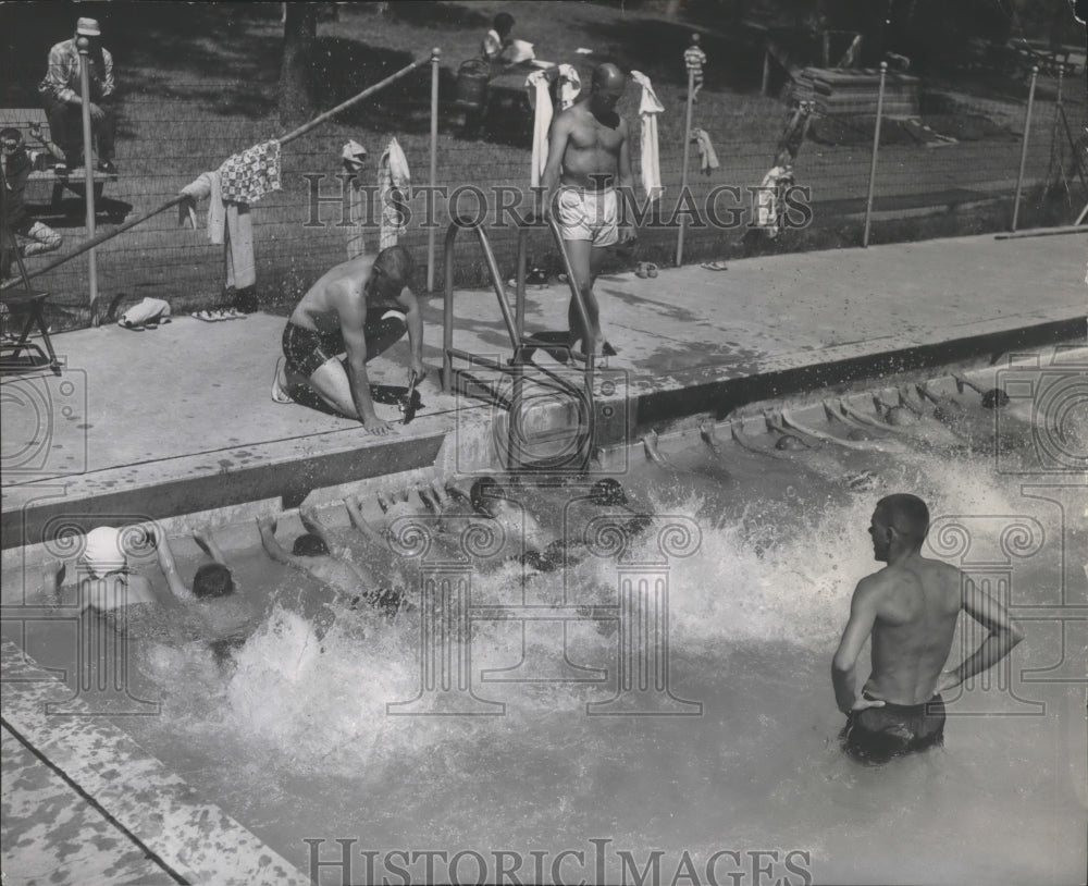 1962 Press Photo Swimming lessons in the pool-Historic Images