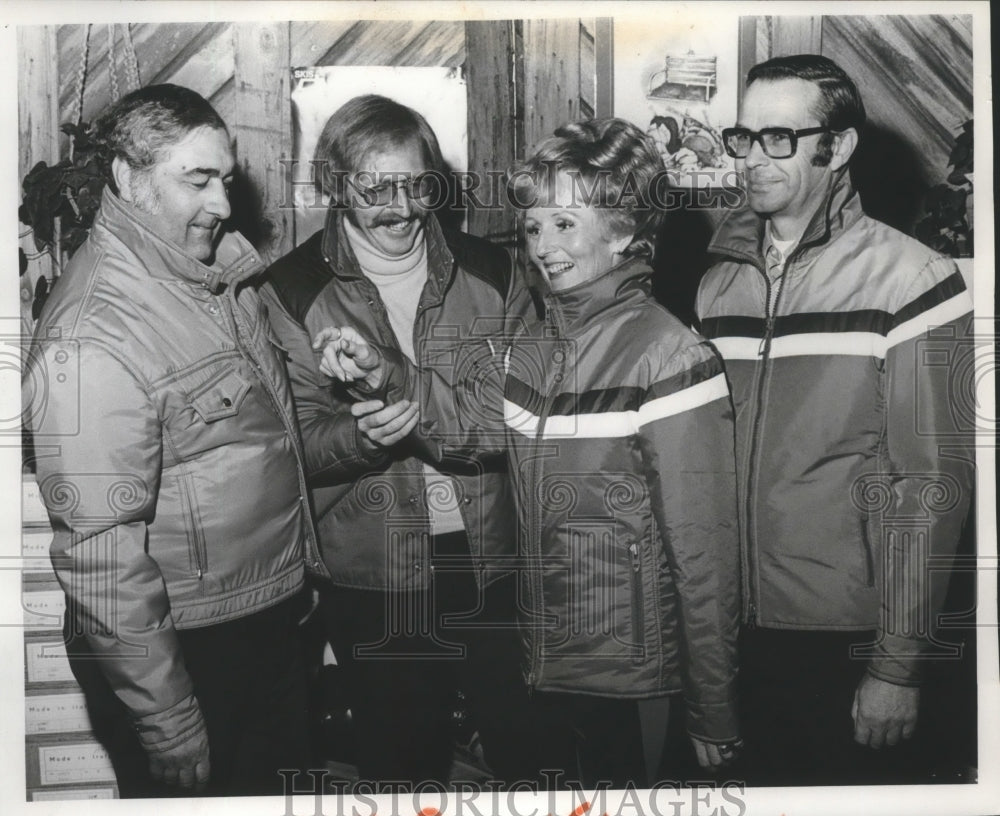 1975 Press Photo Skiers Bud and Ellie Saccamanno, Chuck Keaton, Wally Cranston-Historic Images