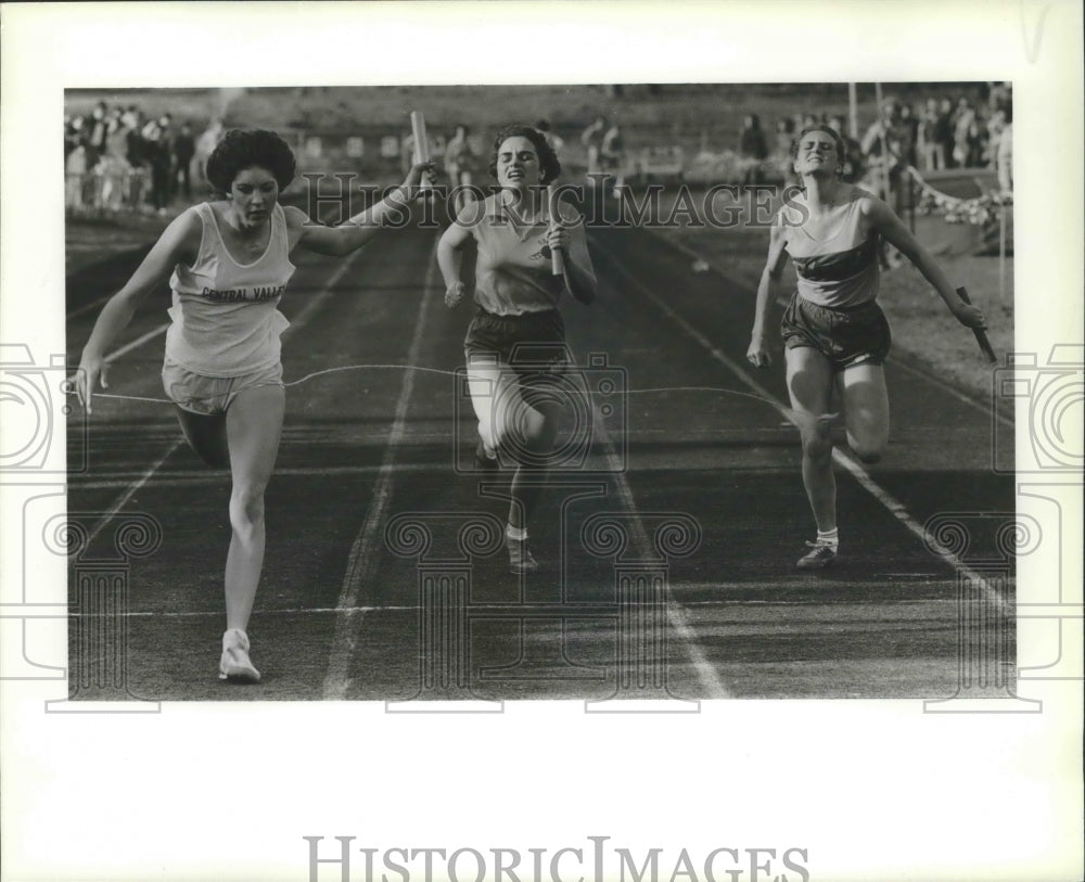 1983 Press Photo Women&#39;s 4 x 100 relay, Pam Krieg, Janelle Ruffconn, Sue Reese- Historic Images