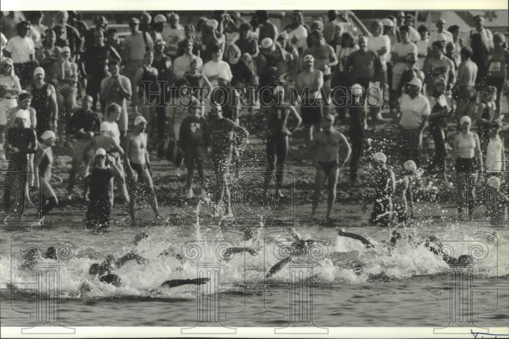 1990 Press Photo Women splash into swimming portion of Coeur d&#39;Alene Triathlon- Historic Images