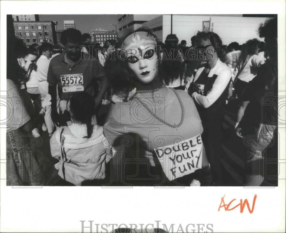 1990 Press Photo North Idaho College Runner Chris Ray Dressed Up At Bloomsday - Historic Images