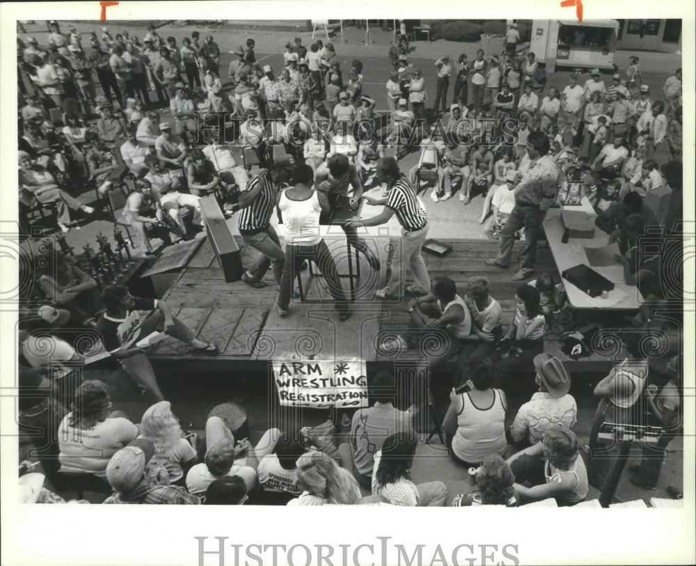 1982 Press Photo An arm wrestling competiton draws a crowd- Historic Images