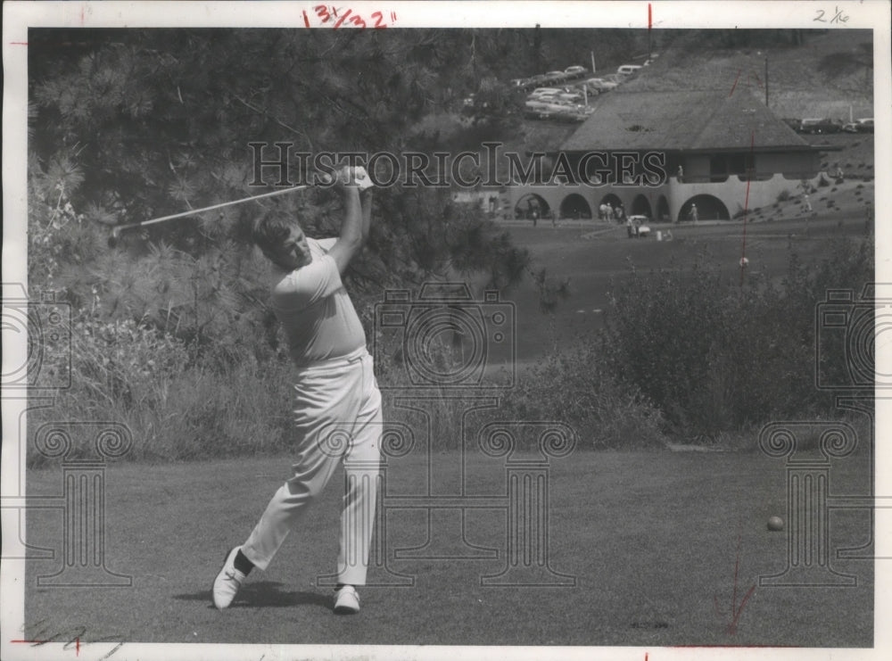 1971 Press Photo Al Mengert, professional golfer, drives ball at Hangman Valley-Historic Images