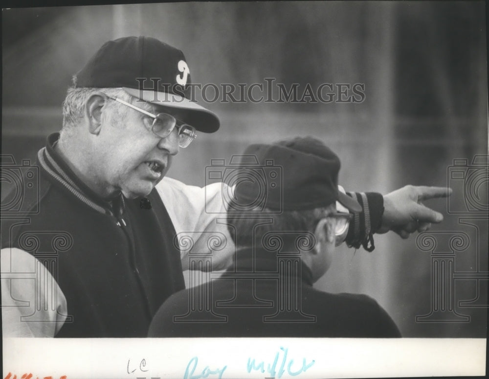 1977 Press Photo Ray Miller, baseball coach, argues with umpire John Cozzetto - Historic Images