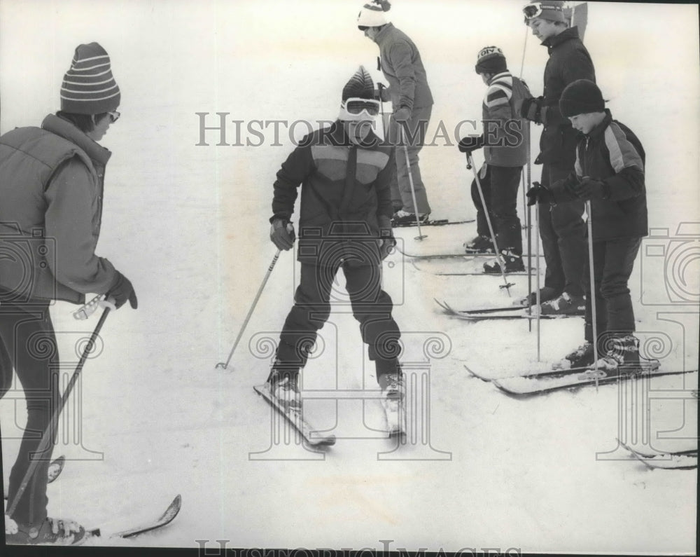 1977 Press Photo Ski instructor Jeff Whitten with student Duane Kutsch-Historic Images