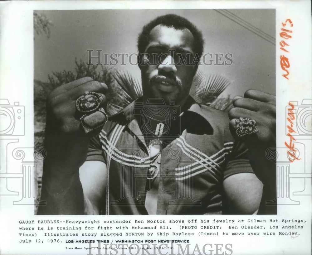 1976 Press Photo Ken Norton, professional boxer, shows off jewelry before fight - Historic Images