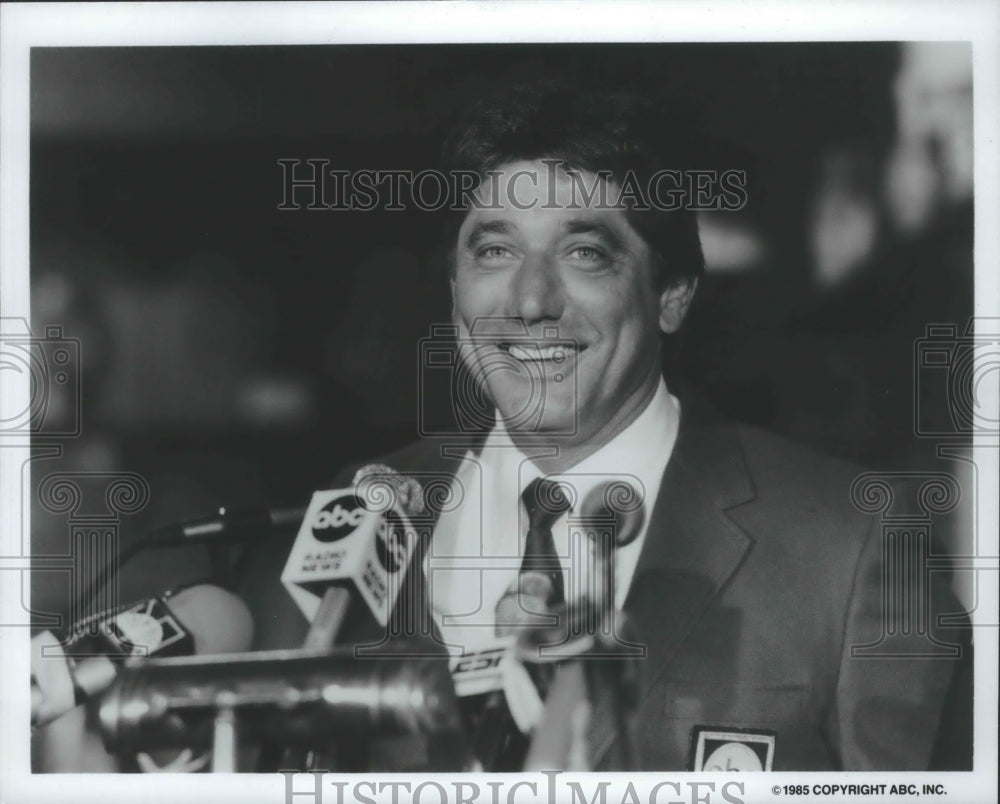 1986 Press Photo Football Jae Namath talking to the press-Historic Images