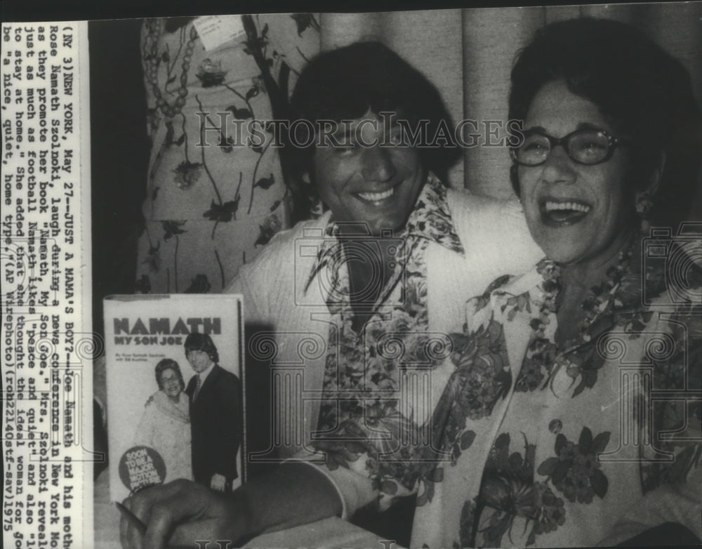 1975 Press Photo Joe Namath and mother Rose with her book at a Press Conference- Historic Images