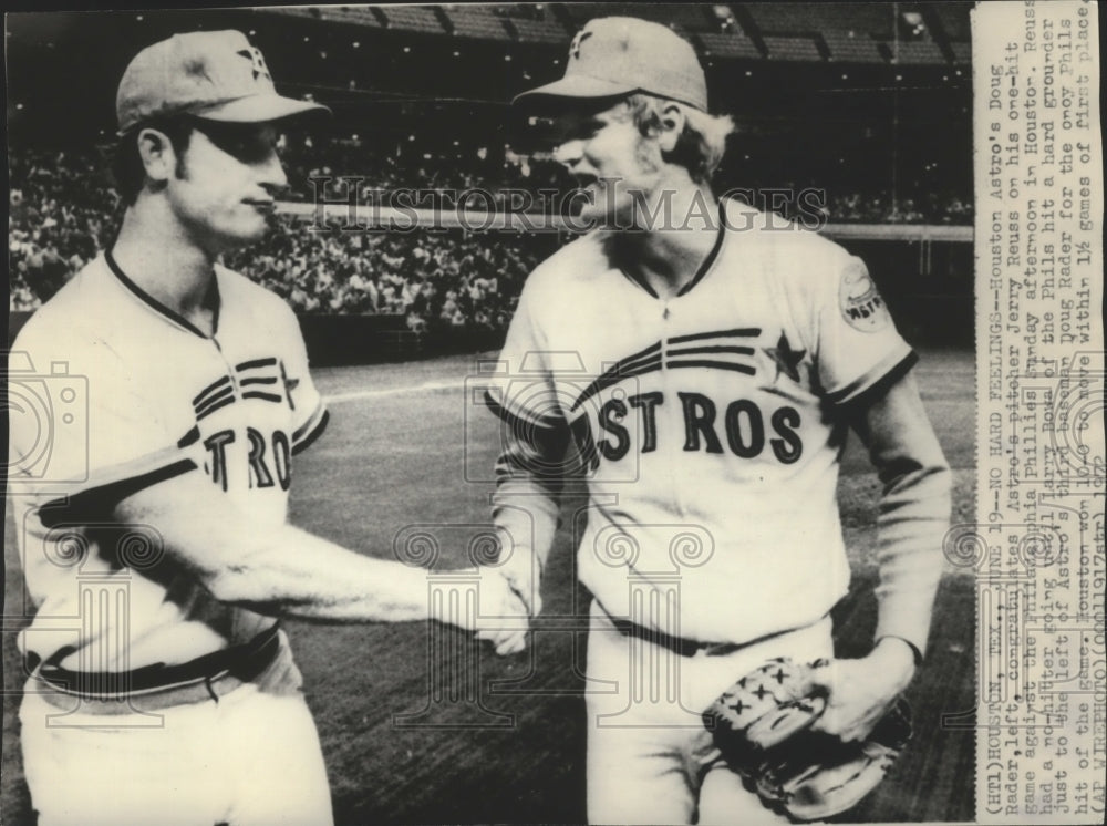 1972 Press Photo Astro's Dough Rader congratulates Jerry Reuss on good game-Historic Images