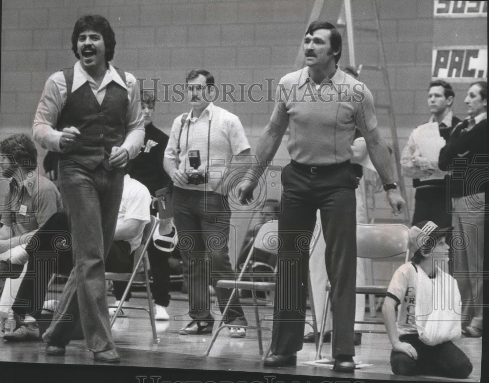 1977 Press Photo EWSC&#39;s wrestling coaches Rich Rios and Curt Byrnes during match - Historic Images