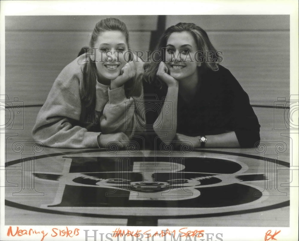 1993 Press Photo Sisters Jana and Jamie Nearing play basketball together-Historic Images
