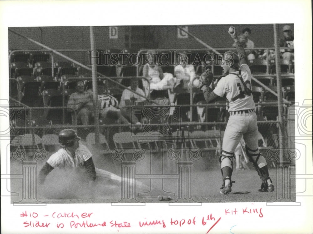 1988 Press Photo Washington State catcher Randy Snyder tags Todd Lauber at home- Historic Images