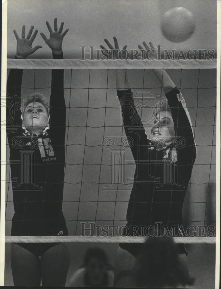 1988 Press Photo Post Falls volleyball players Erin Moe, left, and Tracie Bruno- Historic Images