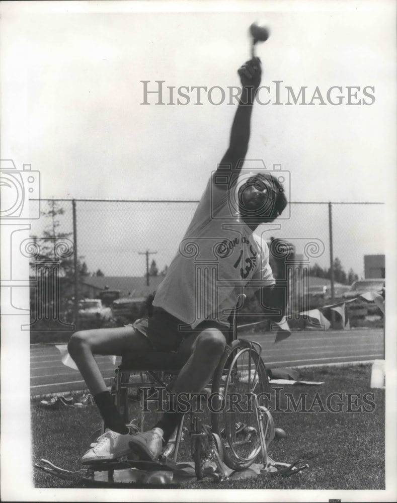 1974 Press Photo Track athlete, Cliff Coker of San Jose, California, throws shot- Historic Images